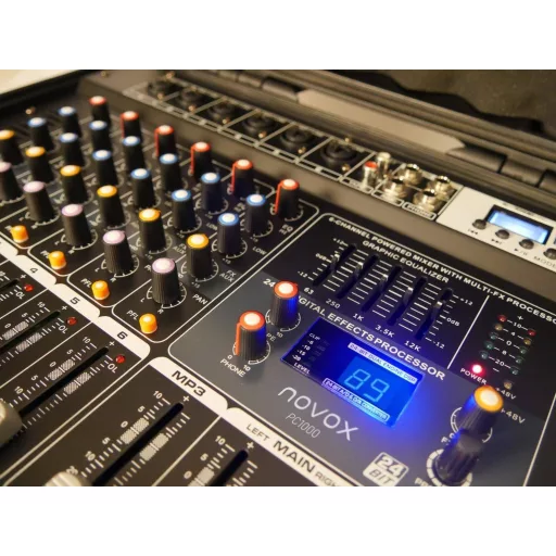 Novox *DISC* PC 1000 - keverőerősítő 2 x 300 W/4 Ohm